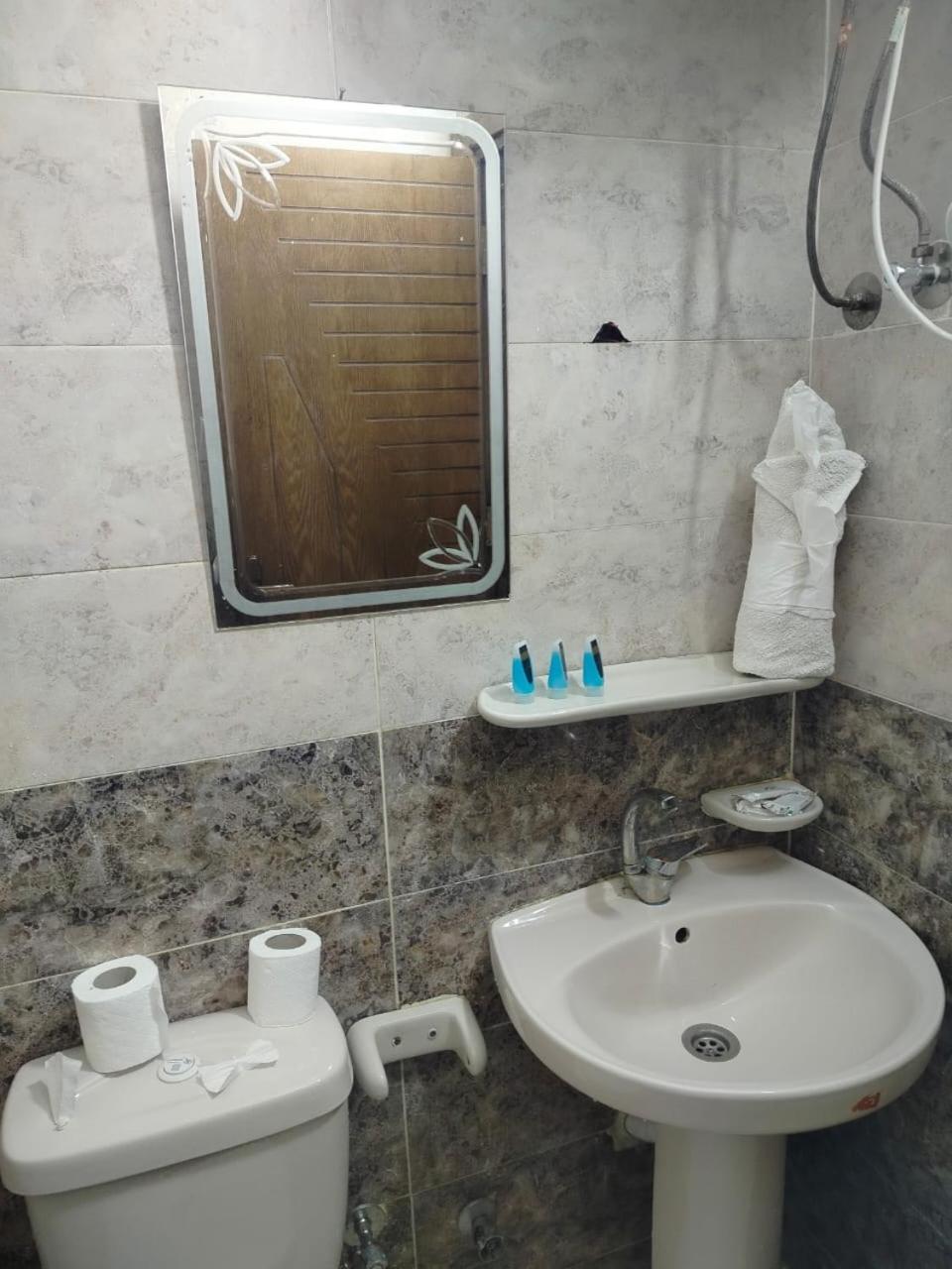 Anubis Kingdom Pyramids Hostel Kafrat al Jabal Exterior photo